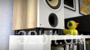 Small_loudspeaker_hoovering_orange_duck_in_background