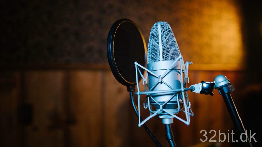 Kondensatormikrofon i shock mount med popfilter i et optagelokale