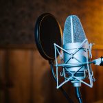 Kondensatormikrofon i shock mount med popfilter i et optagelokale