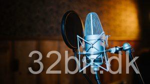 Kondensatormikrofon i shock mount med popfilter i et optagelokale