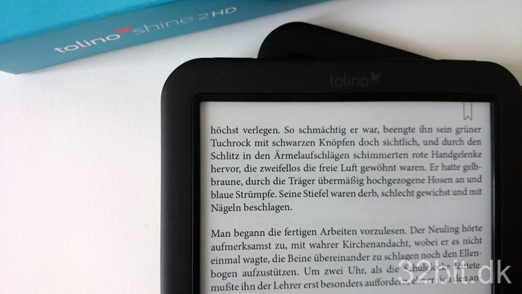 E-bogslæser med tekst på e-ink-skærmen, set skråt oppefra