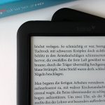 E-bogslæser med tekst på e-ink-skærmen, set skråt oppefra
