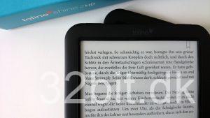 E-bogslæser med tekst på e-ink-skærmen, set skråt oppefra