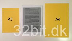 reMarkable-papirtablet ved siden af et A5- og et A4-ark, set ovenfra